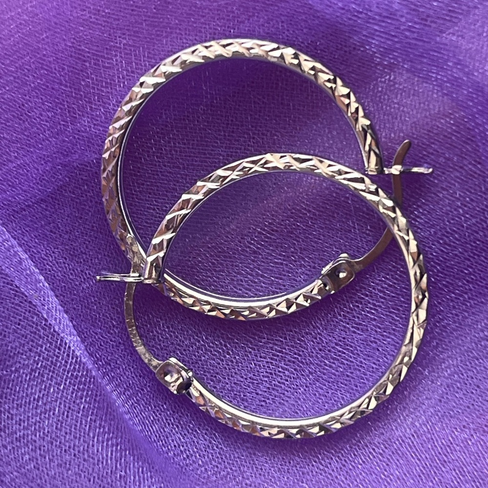 1 inch Diamond-Cut Oval Hoop Earrings in 14K White Gold - Picture 1 of 9